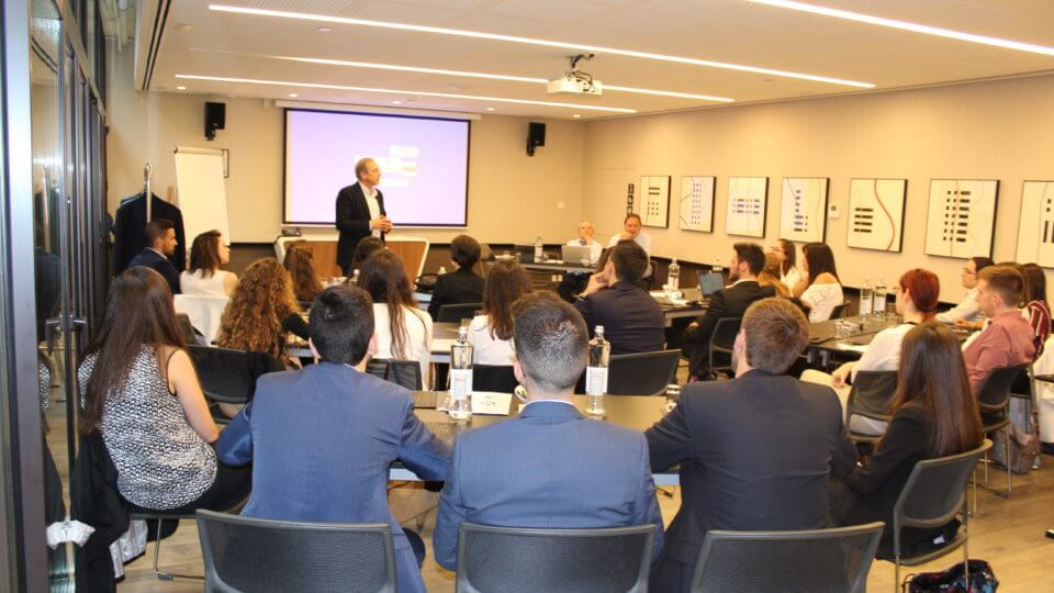 Los equipos de alumnos de los MBAs de talento ephos defienden sus proyectos