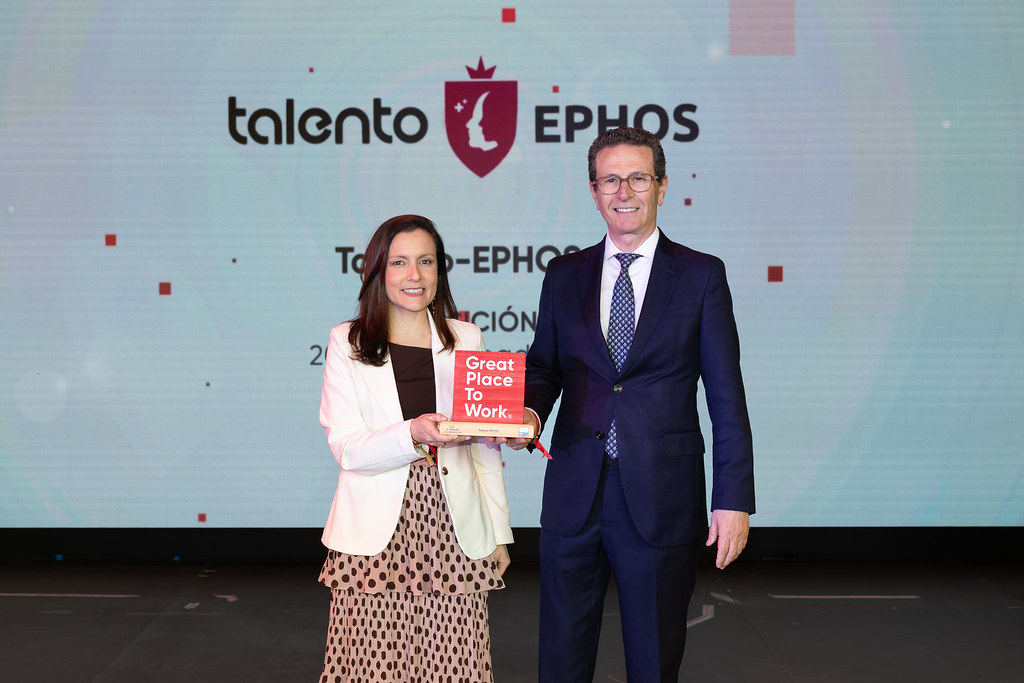 Fernando Abadía y Lorena Moraleda recogiendo el premio BestWorkPlaces